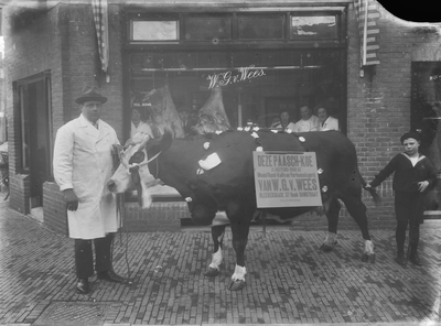 72336 Afbeelding van een paaskoe voor de slagerij W.G. van Wees (Bleekerskade 37, hoek Damstraat) te Utrecht.N.B. Het ...